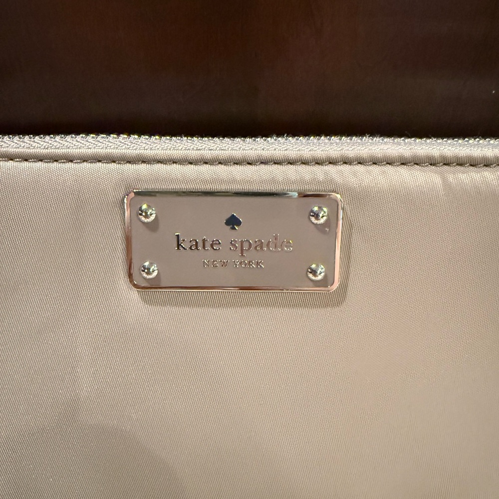 *PRE-OWNED* Kate Spade Wilson Road Wallet in Taupe - Picture 2 of 10